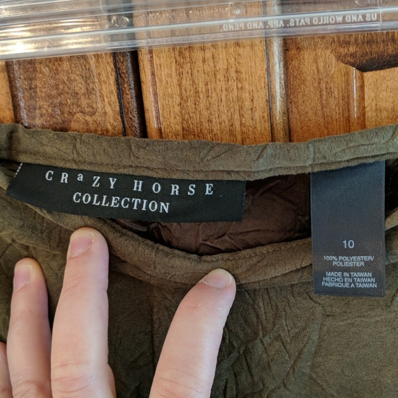 Green woman skirt with small slit on side - Picture 3 of 4